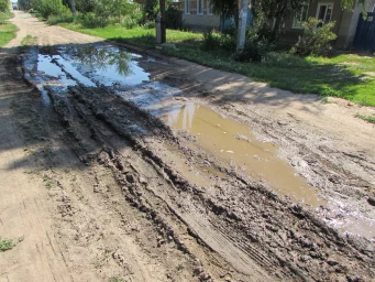 Большая грязь на дороге, лужа, бездорожье